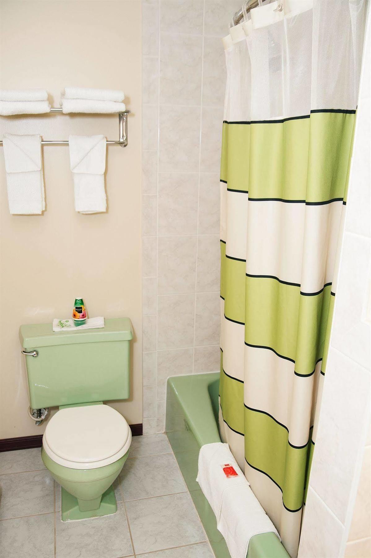Red Carpet Inn And Suites Плимут Экстерьер фото