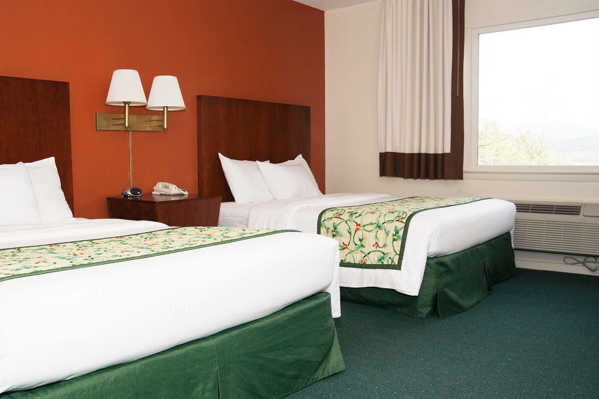 Red Carpet Inn And Suites Плимут Экстерьер фото
