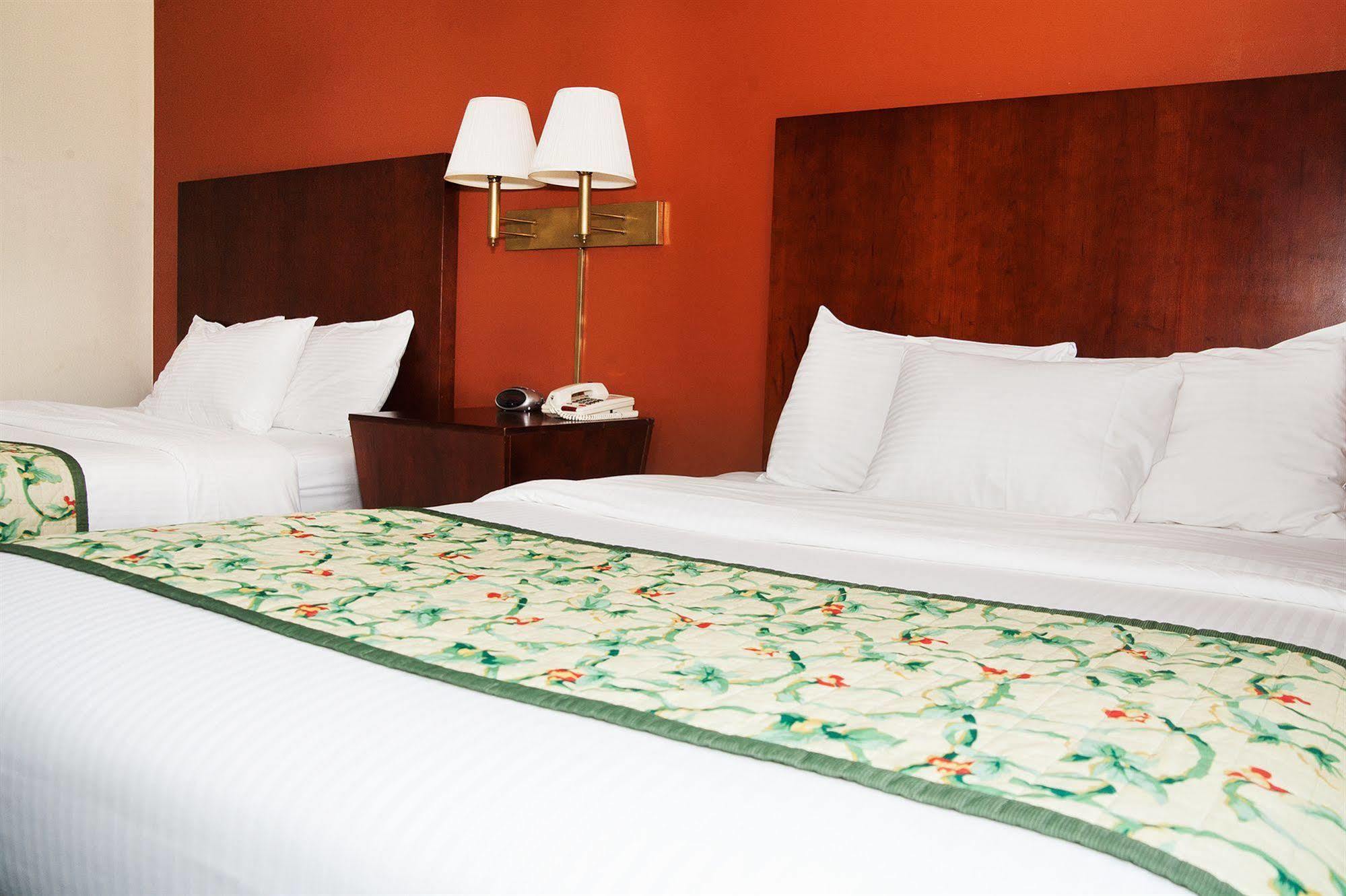Red Carpet Inn And Suites Плимут Экстерьер фото